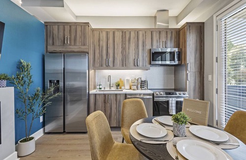 Cedars Apartment | Trendy 1BR w/10ft Ceilings+FREE Parking+ Pets OK