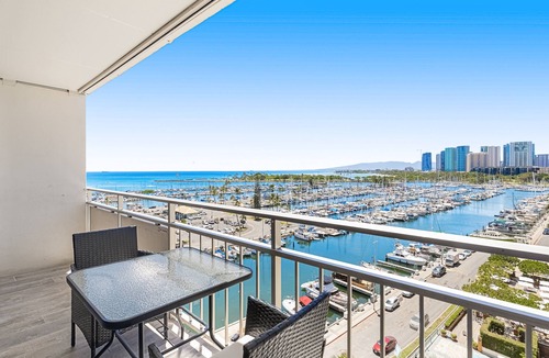 Waikiki Apartment | Tropical apartment with amazing water views & rooftop pool - prime location
