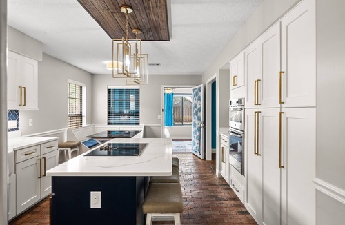 Thomas Drive House | Tropical Feel, Heated Pool, Hot Tub, Game Room, Mini Golf
