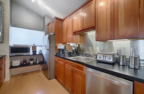 Kihei House | Tropical Garden Family Home - Sleeps 6 - Walk to Beach, BBQ, Hot Tub