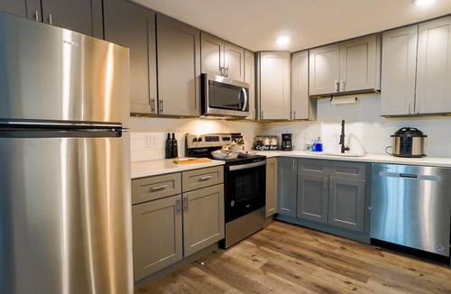 Columbus Apartment | Tropical Vibes LED Ambience Fast Wi-fi Sleeps 6