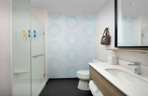 Charlotte Hotel | Tru by Hilton Charlotte Airport Lake Pointe
