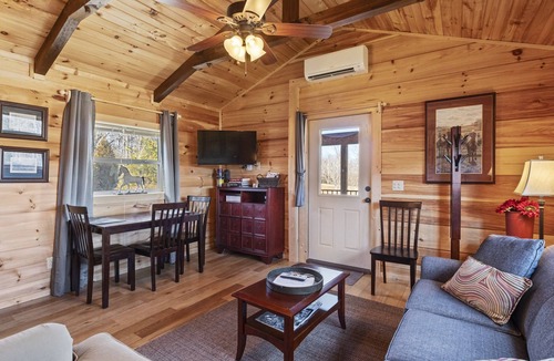 Tryon Cabin | Tryon Tiny Cabin #3 minutes from Equestrian Center