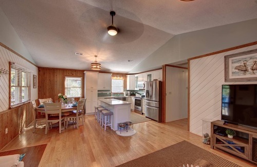 Colington House | Tucker’s Treehouse - pup friendly with fully fenced yard & hot-tub!