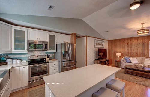 Colington House | Tucker’s Treehouse - pup friendly with fully fenced yard & hot-tub!