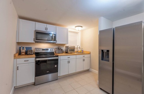 Thunderbolt Condo | Turnkey cozy living in this beautifully furnished 2-bd, 1-bath in Thunderbolt