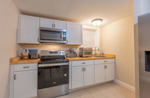 Thunderbolt Condo | Turnkey cozy living in this beautifully furnished 2-bd, 1-bath in Thunderbolt