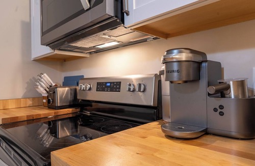 Thunderbolt Condo | Turnkey cozy living in this beautifully furnished 2-bd, 1-bath in Thunderbolt