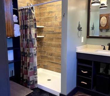 Altamont House | Twin Oaks Cabin at Linville, Private, New remodel