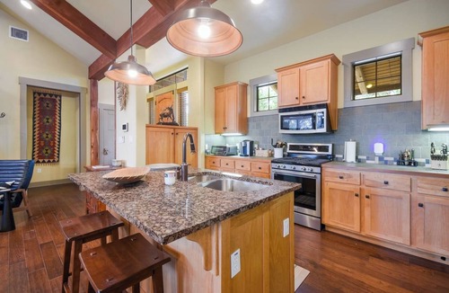 Leander Cabin | Twisted Oaks - Lake Haus (Hollows Resort)