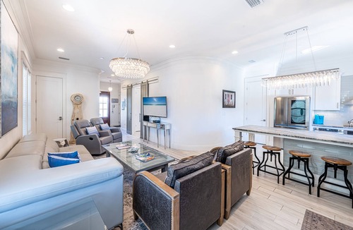 Villa Lago House | Two Golf Carts ~ Pet Friendly ~ Outdoor Patio