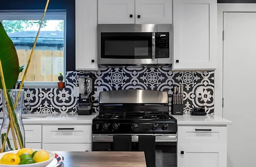 East Cesar Chavez House | Two-Home Group Retreat - 6th Street 4 Min Walk