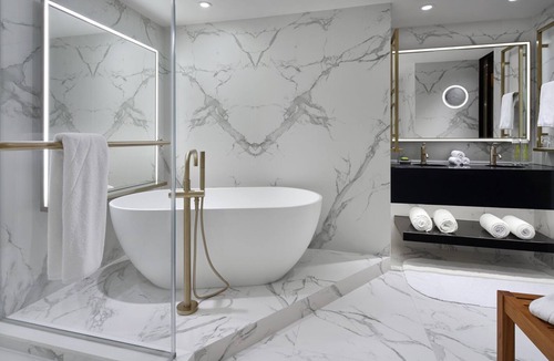 Downtown Washington D.C. Hotel | Two Monument View Corner King Spa Suites | Hotel Washington | Near White House
