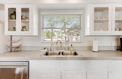 Buchanan Dam House | Two-story waterfront retreat with boat dock, two firepits & two kayaks