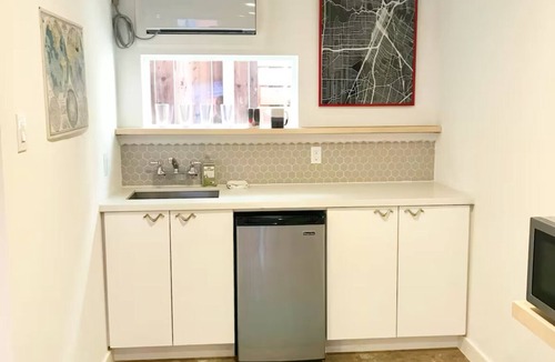 Hyde Park Apartment | UH Coogs' Studio 8 in walkable Mid-town Houston Montrose centralized location.