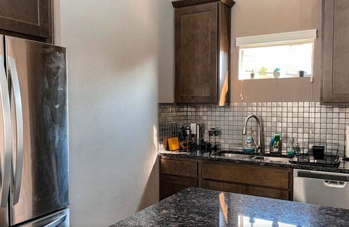 East MLK House | Ultimate Bachelor HQ 10 Bed Hot Tub, Game Room, Heated Pool 10 Min DT