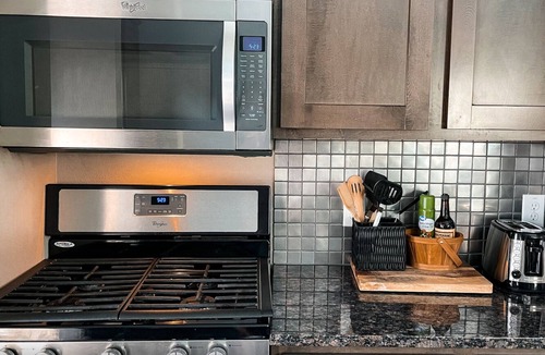 East MLK House | Ultimate Bachelor HQ 10 Bed Hot Tub, Game Room, Heated Pool 10 Min DT
