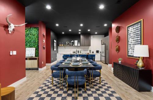 South Manchaca House | Ultimate Getaway with Cowboy Pool Fire Pit Rooftop