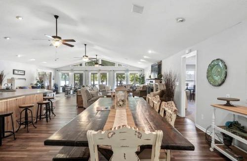 Milledgeville House | Ultimate Lakefront Cabin with Outdoor Pool in Georgia