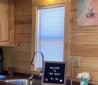 Holly Ridge House | Unique Cabin Near Surf City with Loft and Parking