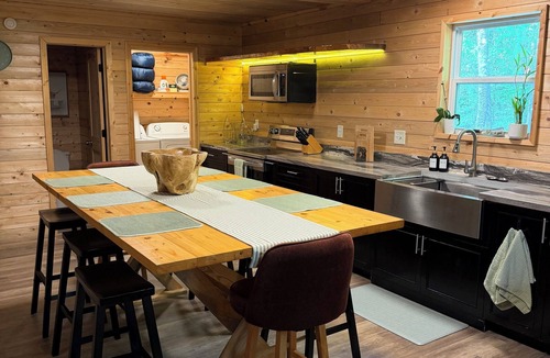Hawkinsville House | Unique elevated 3-bedroom River House with AC and High Speed Internet,Sleeps 13