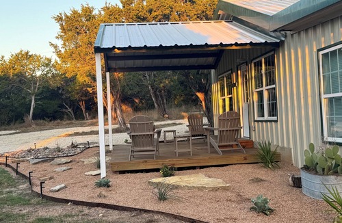 Glen Rose Cabin | Unique, fun, country cabin- 2 miles from downtown!
