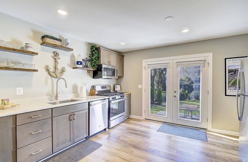 Annapolis House | Unique Listing! Entire Downtown Triplex w/Private Parking! Sleeps 12-18. Pets ok