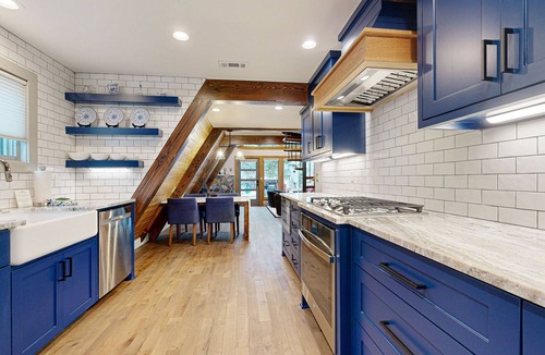 Kingsland Cottage | Unique retreat with pickleball, cornhole, decks, grill, fireplace, AC, & W/D