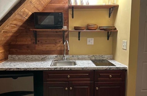 Seat Pleasant Apartment | Unit-A Gorgeous private suite near metro train station and Washington DC