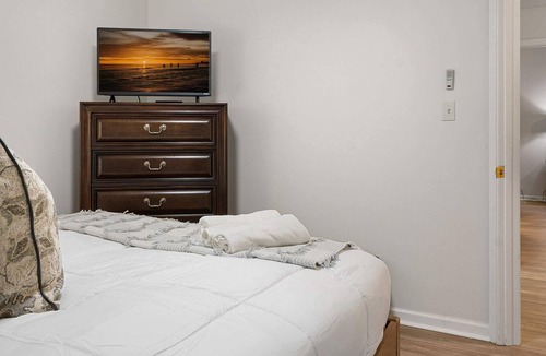 Prosperity Church Road House | Updated 3B/2.5B University Home -King Bed- Jacuzzi