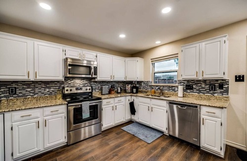 North Central Carrollton House | Updated 4 Bedroom Home Pool, Sleeps 8 Wifi Garage