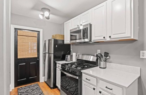 Southwest Raleigh Apartment | Updated Historic 2BR Walk to Glenwood South &Fletcher Park