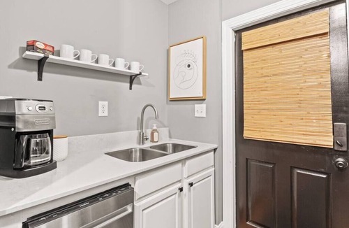 Southwest Raleigh Apartment | Updated Historic 2BR Walk to Glenwood South &Fletcher Park