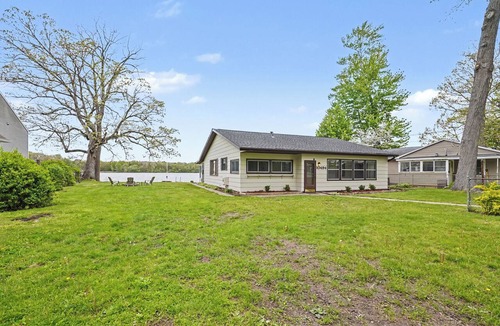 Scotts House | Updated Lakefront House-Sand Bottom-Private Dock-Kayaks&SUPs-Bonfires! Sleeps 10