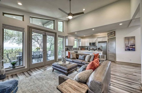 Point Venture House | Upscale 5BR Home on Lake Travis With Hottub & Lake Views