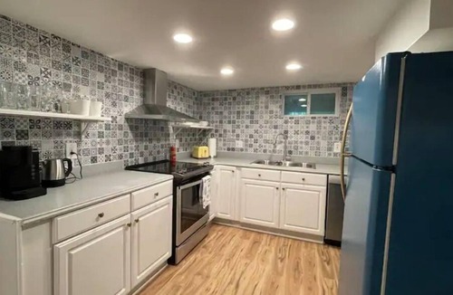 West Falls Church Apartment | Upscale, Full Kitchen, 2-Bedroom Apt