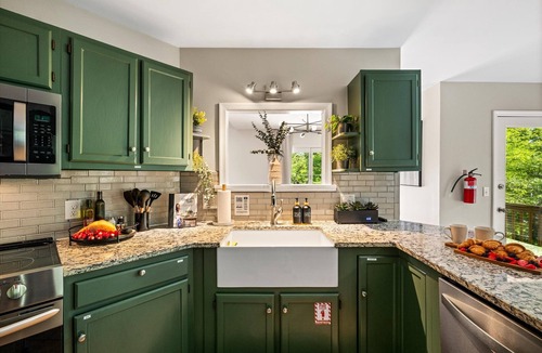 Asheville House | Upscale Retreat-Hot Tub-Sauna-Theater-Firepit-Kid and Dog Haven-12 min to Town