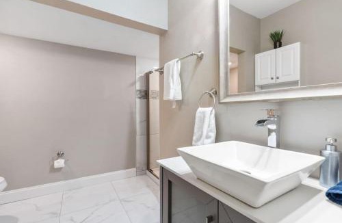 Shadyside Apartment | Upscale Shadyside Double King Suite, Private entrance with front porch