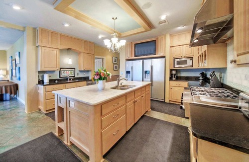 Buchanan Dam House | Upstay—10 Acre Lakeside Retreat w Private Jetty