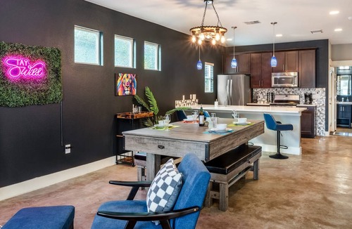 Govalle House | Upstay Entertainment Hub w Games & Outdoor Firepit