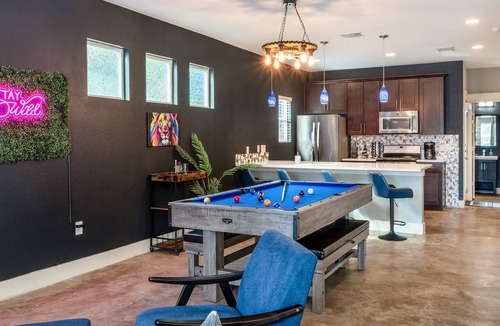 Govalle House | Upstay Entertainment Hub w Games & Outdoor Firepit