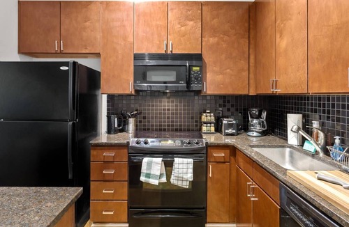 First Ward Apartment | Uptown 1st Ward | Minutes to Epicentre | Gym-Pool
