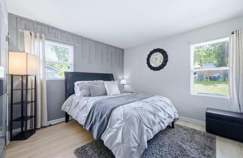 Paw Creek House | Uptown 3BR Oasis - Ice Bath, Firepit, Private Yard
