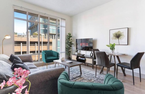 Charlotte Center City Apartment | Uptown Luxury - Top Floor King Suite, Free Parking