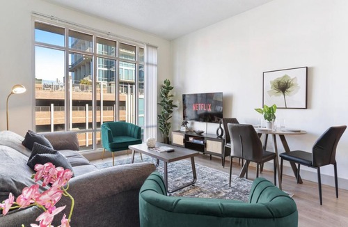 Charlotte Center City Apartment | Uptown Luxury - Top Floor King Suite, Free Parking