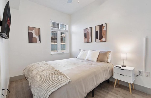 Charlotte Center City Apartment | Uptown Luxury - Top Floor King Suite, Free Parking
