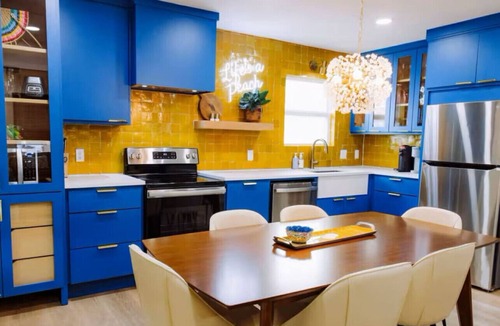 Austin Ave. House | Uptown Peach ~ Pet & Kid Friendly Home ~ Sleeps 5 ~ Hot Tub ~ Fire Pit ~ Games