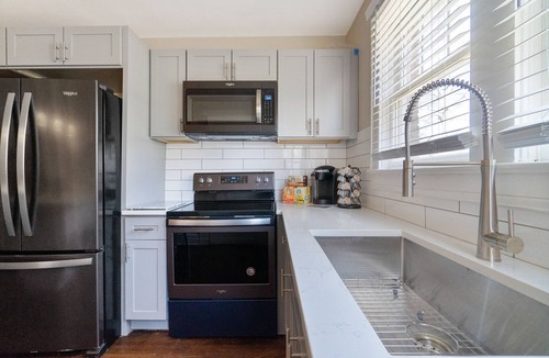 Wesley Heights House | Uptown travellers favorite/Free airport pick-up/Car available/Pets welcome