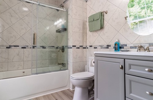 Downtown House | Urban Oasis: Newly Renovated Luxury Townhome -2BR Kingbed - 1Mile from Downtown