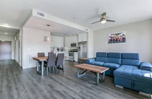 Central Business District Hotel | Spacious Modern 1BR Condo in California Building by Hosteeva